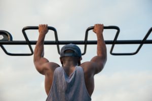 picture of a man doing chin ups